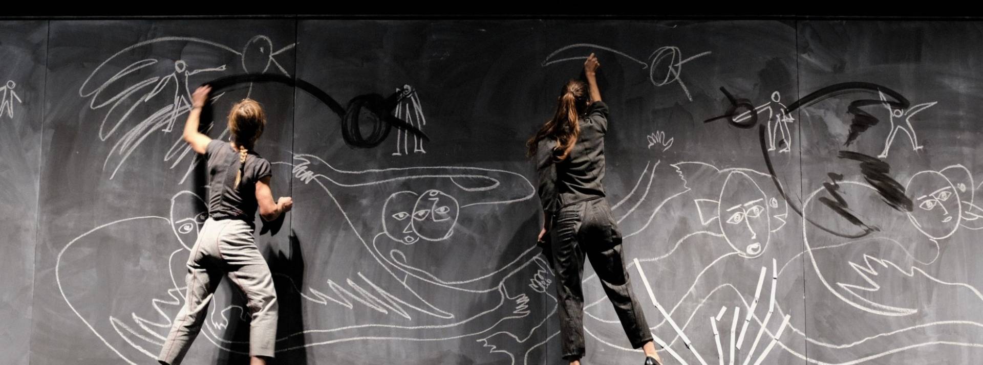 Festival Les Singulières : 19 projets paritaires en genre dont 8 créations Femme de dos dessinant à la craie sur un tableau
