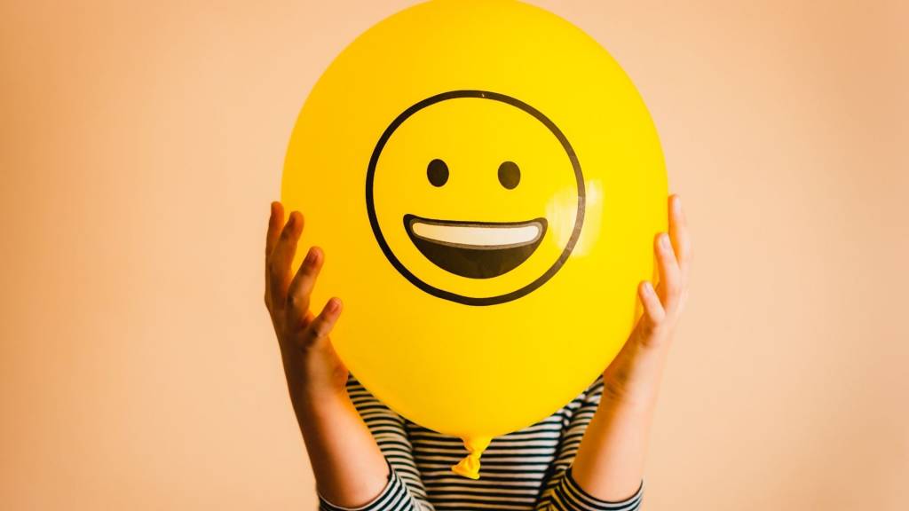Ballon jaune avec un smiley dessus
