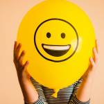 Ballon jaune avec un smiley dessus