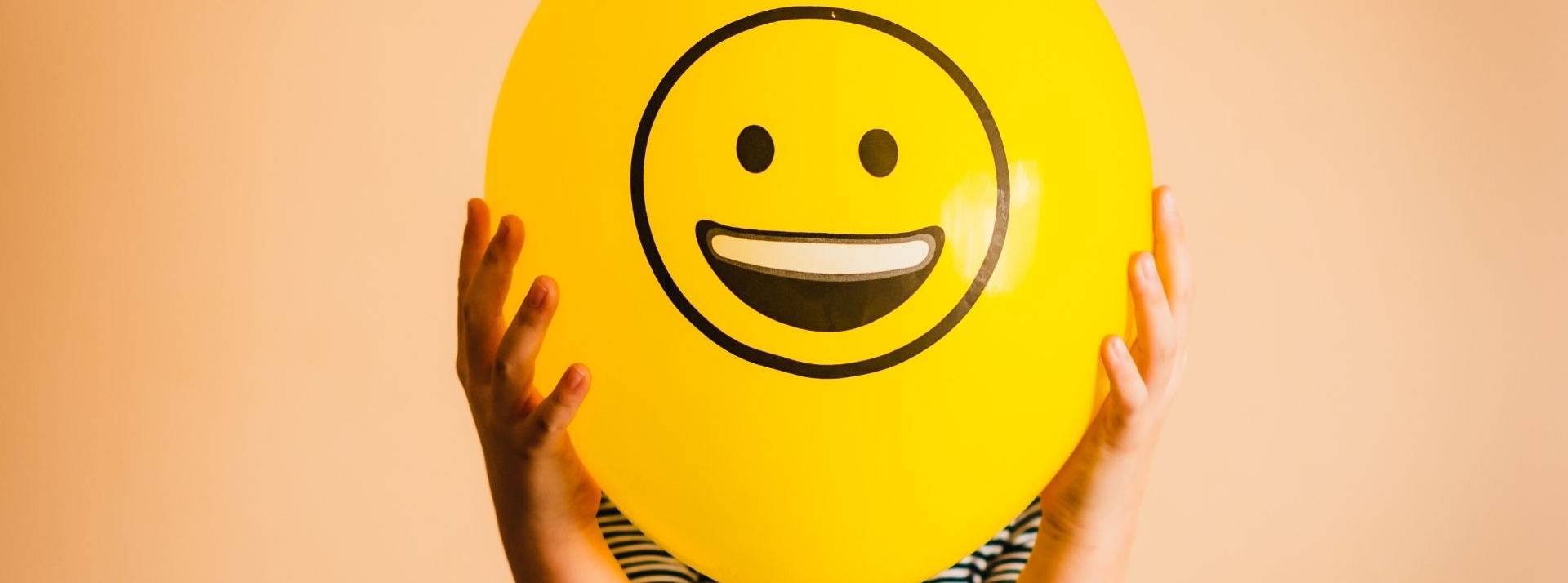 Récréa devient le premier acteur labellisé GPTW dans le secteur des délégataires de service public (DSP) Sport/Loisir. Ballon jaune avec un smiley dessus