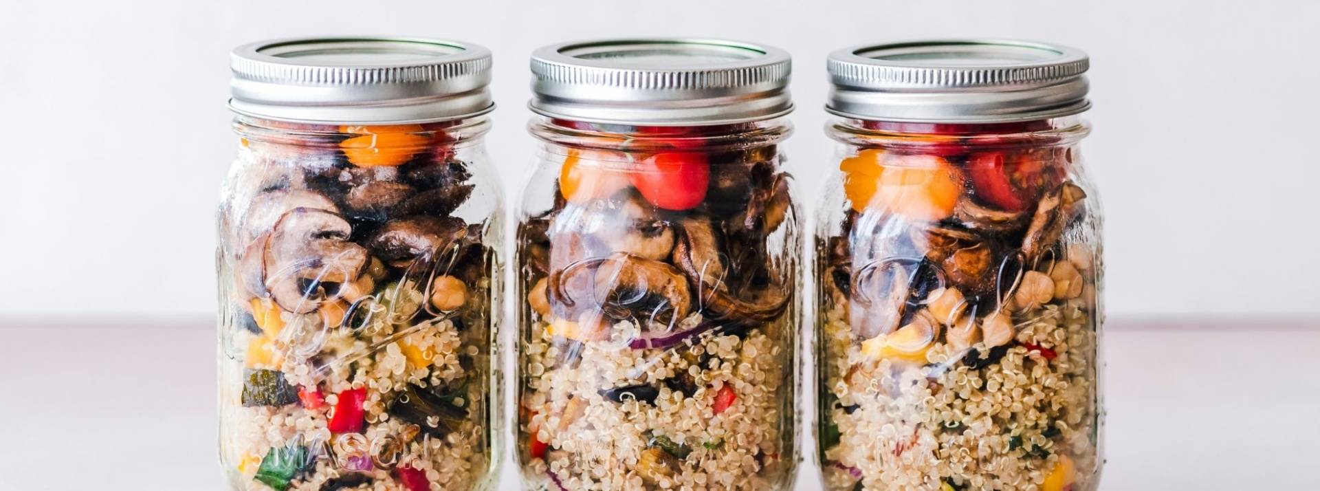 I-lunch, cantine d’entreprise qui a notamment mis en place un système de consigne en verre pour lutter contre la sur-production de plastique. 3 bocuax avec de la nourriture à l'intérieur