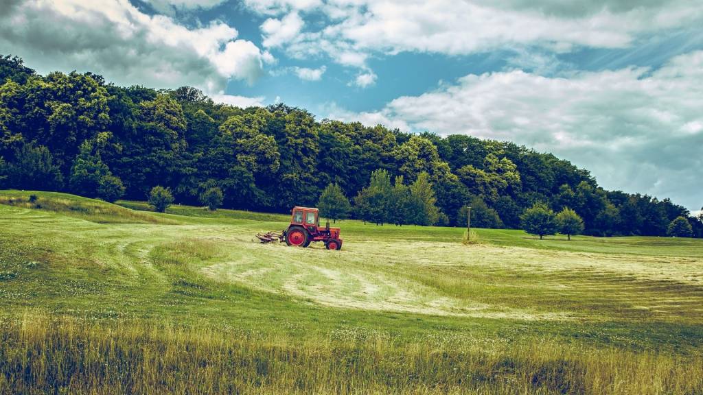 Monarch Tractor développe un tracteur électrique qui se pilote à distance