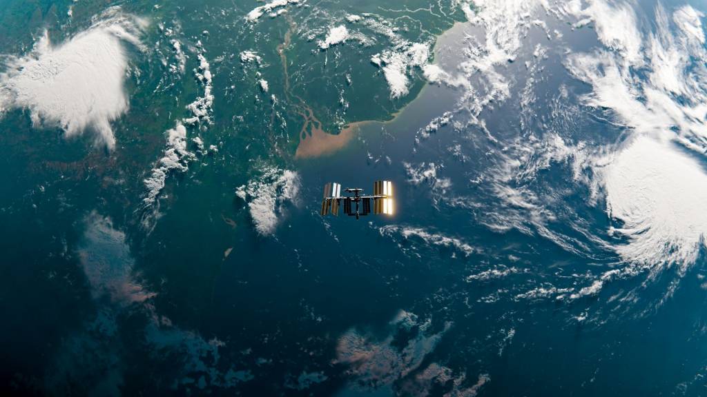 Orbite de la Station spatiale internationale (ISS) dans l’espace au-dessus de la rivière Amazone