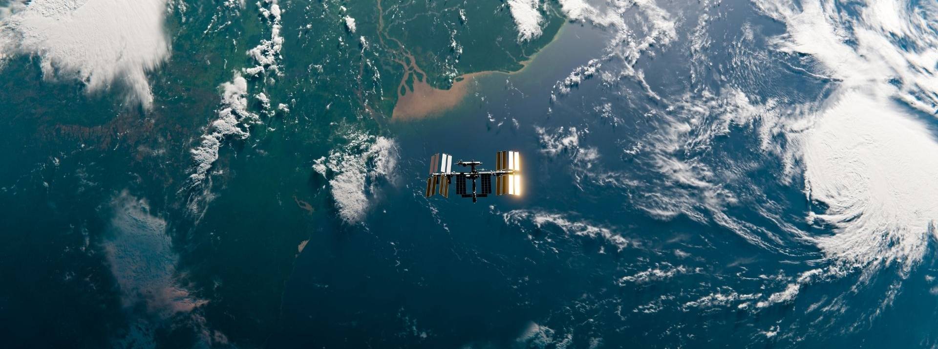 Uber Eats a aidé l’entrepreneur japonais Yusaku Maezawa à livrer des repas pour la première fois aux astronautes de la Station Spatiale Internationale Orbite de la Station spatiale internationale (ISS) dans l’espace au-dessus de la rivière Amazone