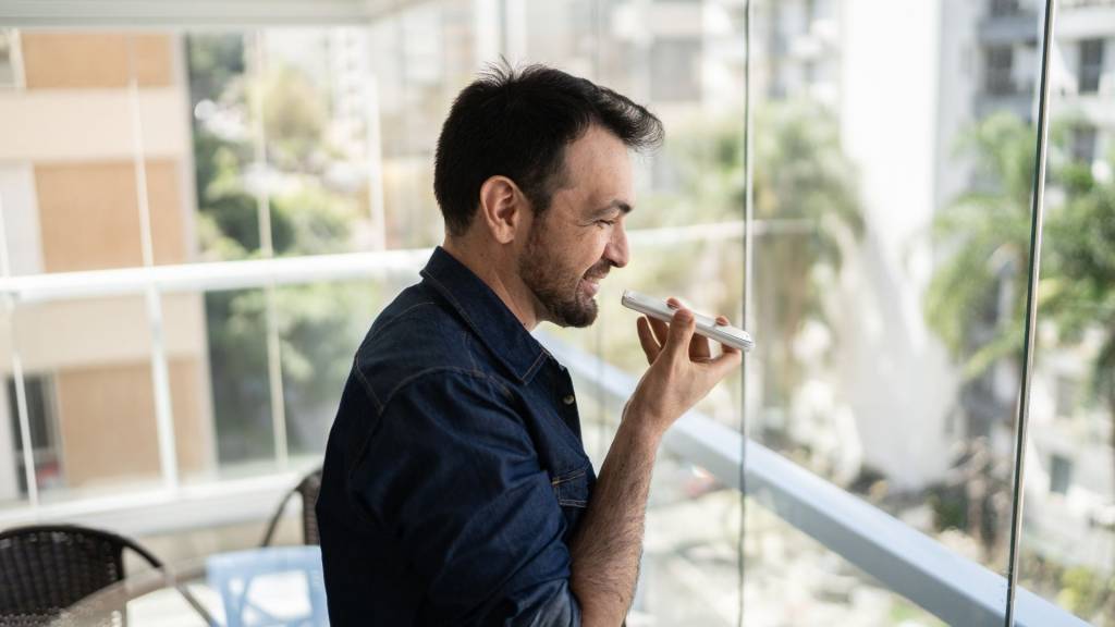 Homme parlant à son téléphone