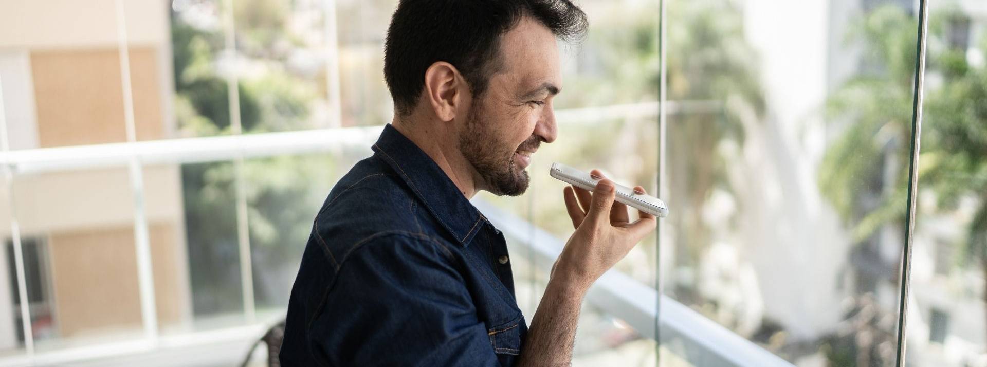 Vivoka, entreprise française spécialisée dans la conception d'assistants vocaux, propose désormais la synthèse vocale (TTS) de ReadSpeaker. Homme parlant à son téléphone