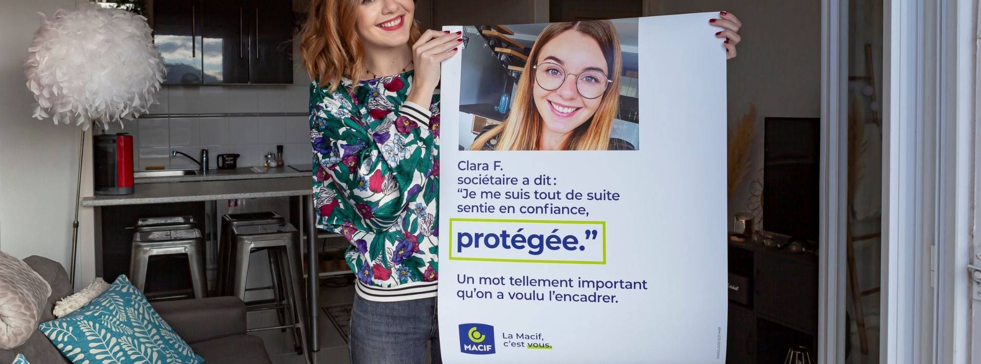 « Si les parties prenantes sont au cœur de la marque, mettons-les au cœur de la communication », c’est à partir de ce postulat que la Macif a imaginé son nouveau territoire de marque. Jeune femme tenant une affiche