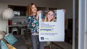 Jeune femme tenant une affiche