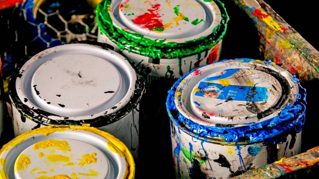 Pots de peinture entamés