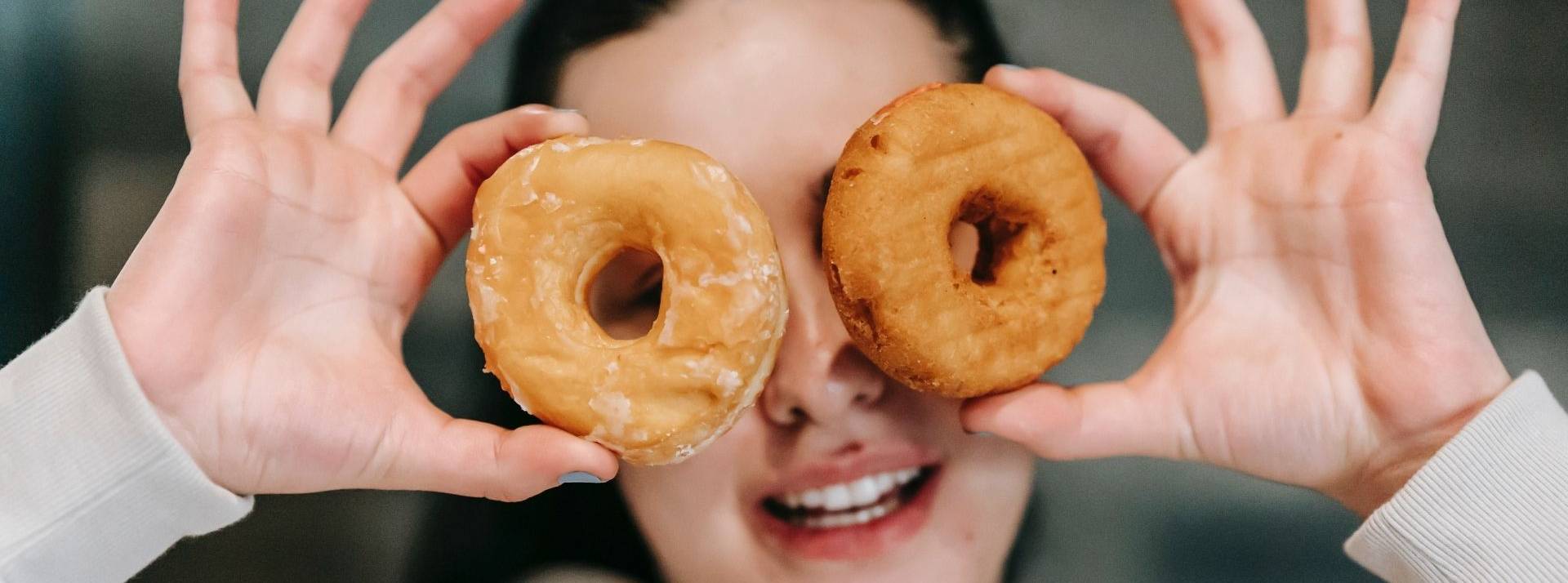 Les consommateurs sont de plus en plus sélectifs quant aux informations partagées avec les marques, selon une nouvelle enquête d’Airship Femme se cachant chaque oeil avec un donuts