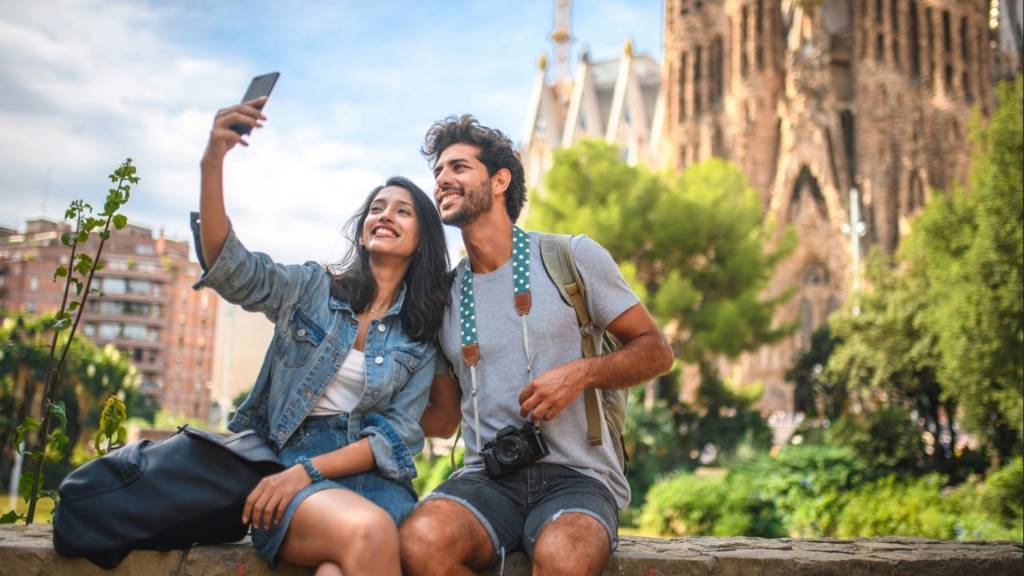 Couple se photographiant devant une église