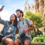 Couple se photographiant devant une église