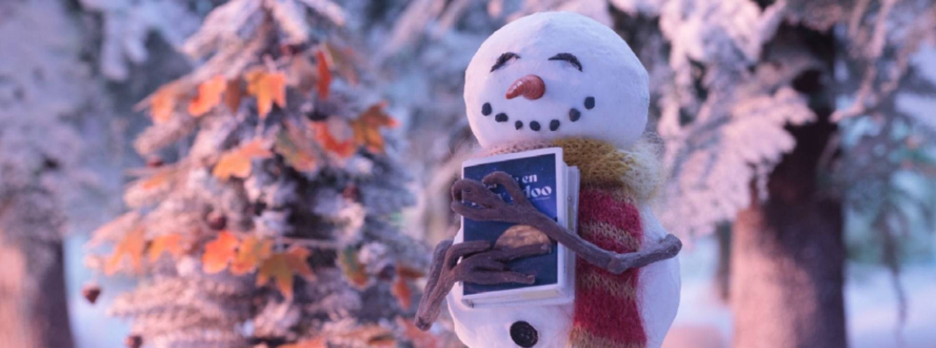 cCultura, enseigne de produits culturels et artistiques, a décidé d’aborder Noël sous le thème de la durabilité. Bonhomme de neige tenant dans ses bras un livre