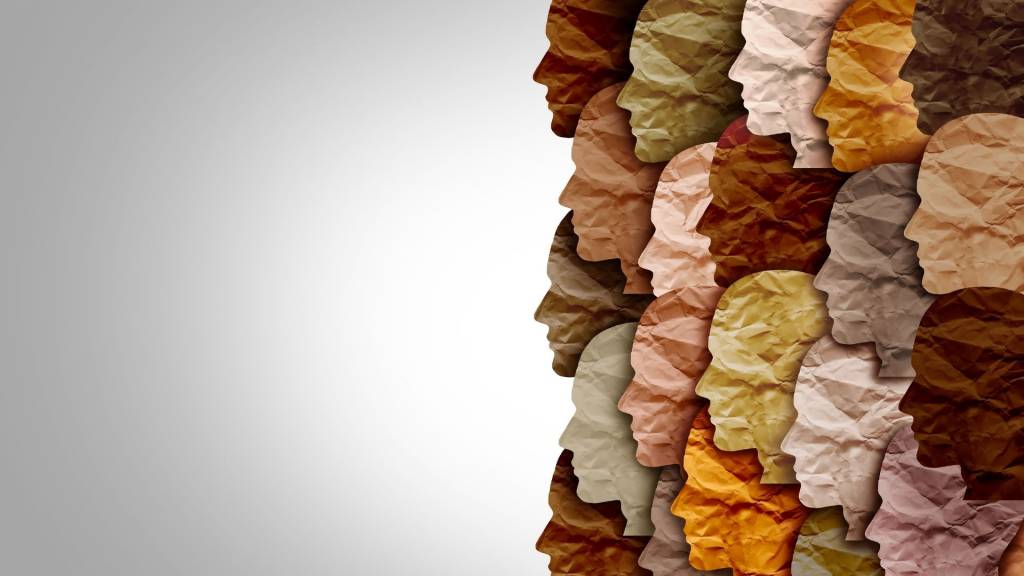 Visage en papier allant du beige au brun