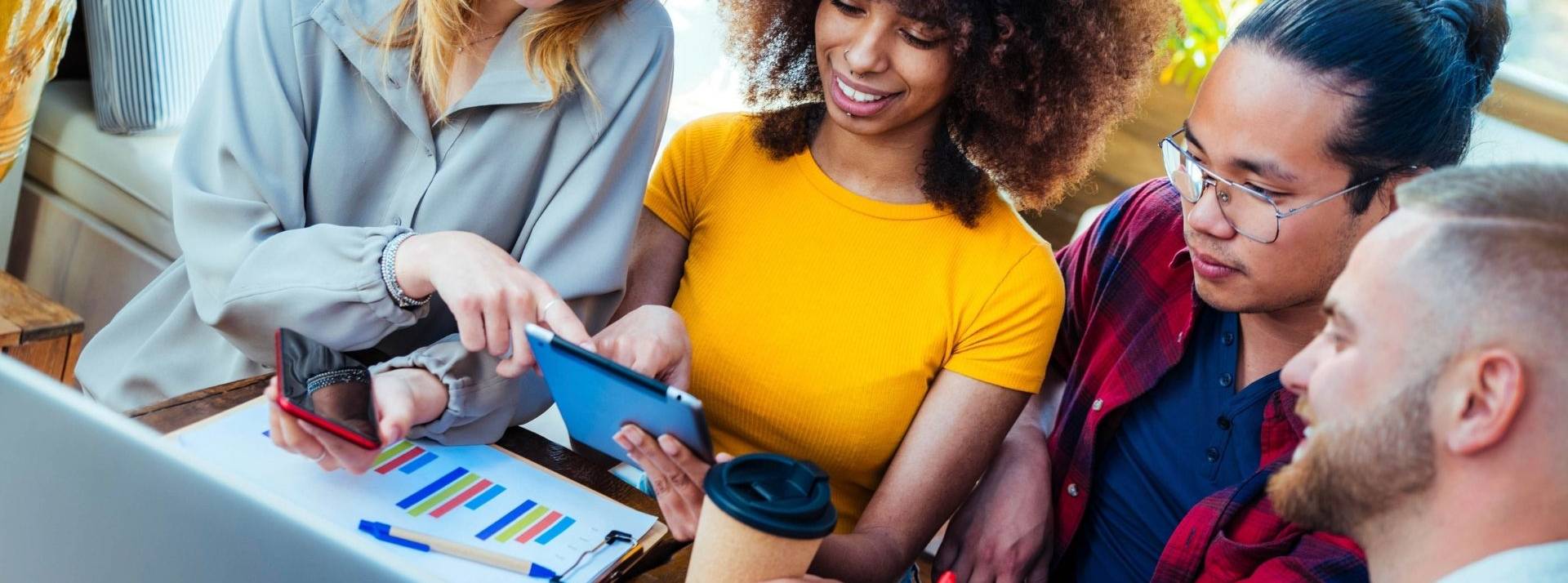 ServiceNow dévoile les résultats d’une étude sur les attentes de la Génération Z dans leur vie professionnelle Collègues devant des écrans
