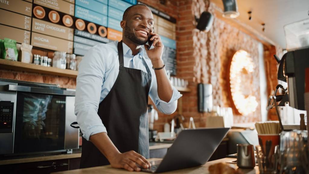 Serveur prenant une réservation par téléphone