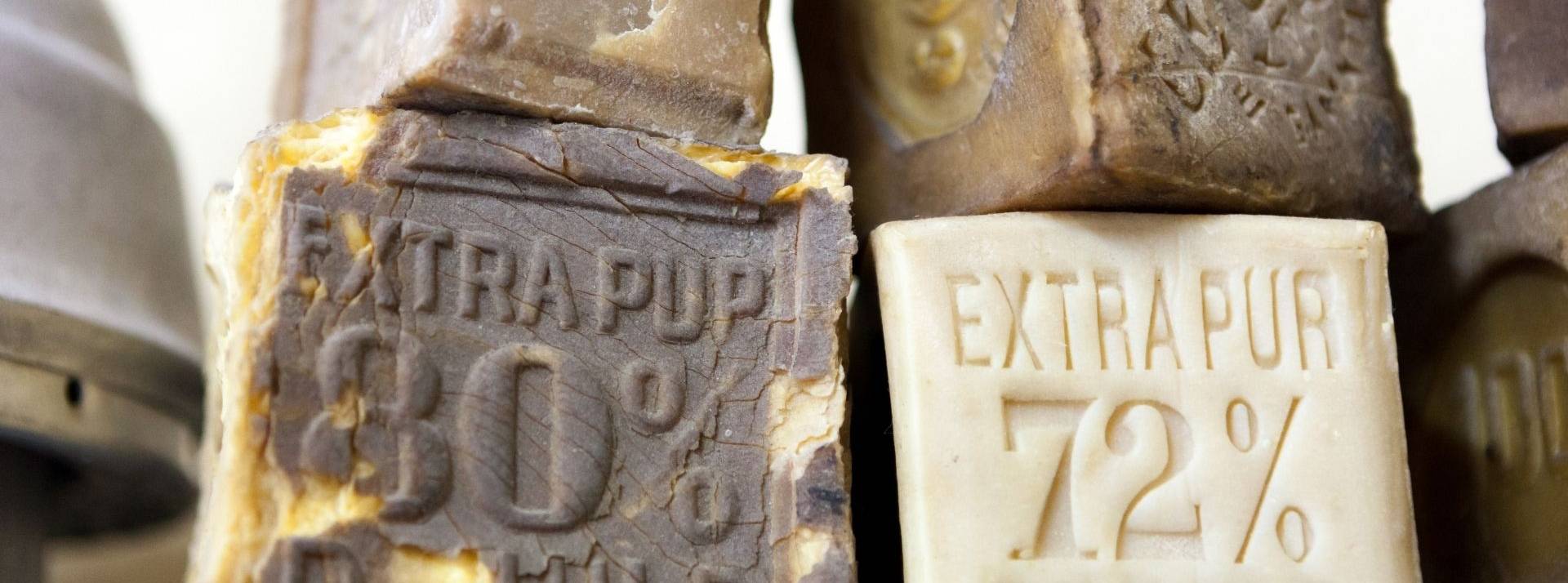 Normal Market : la plateforme éthique et responsable qui propose des produits locaux, en circuit court, créés par des artisans français Savon de Marseille empilés