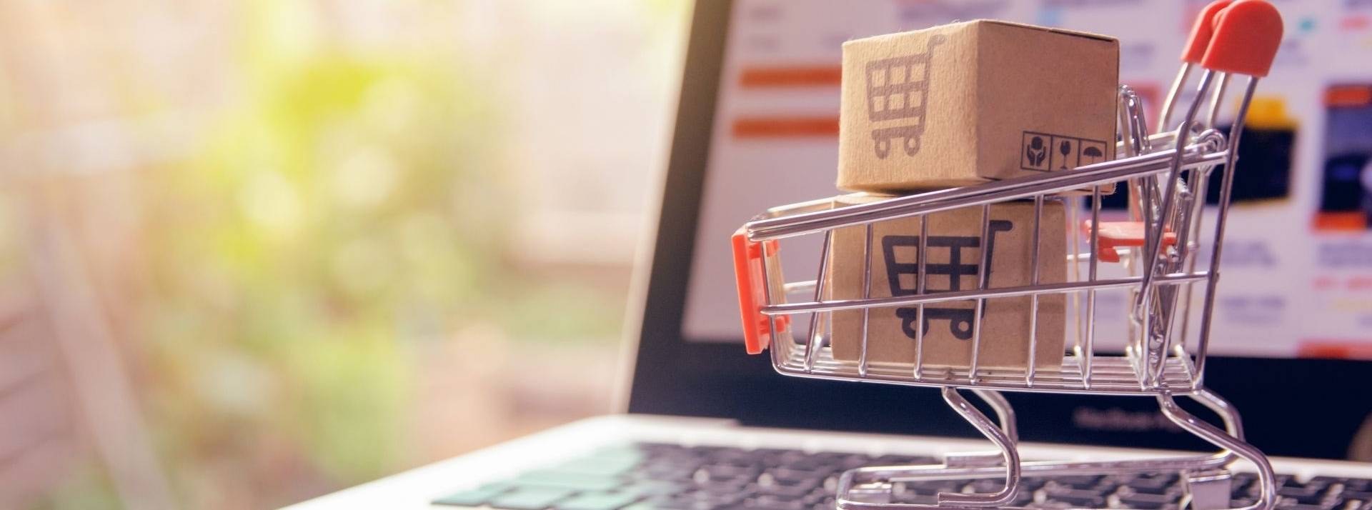 PrestaShop s’associe à Google pour permettre à ses marchands de toucher des millions de nouveaux acheteurs Ordinateur avec un petit chariot rempli de carton posé sur le clavier