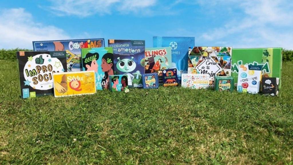 Boite de jeux posées sur l'herbe