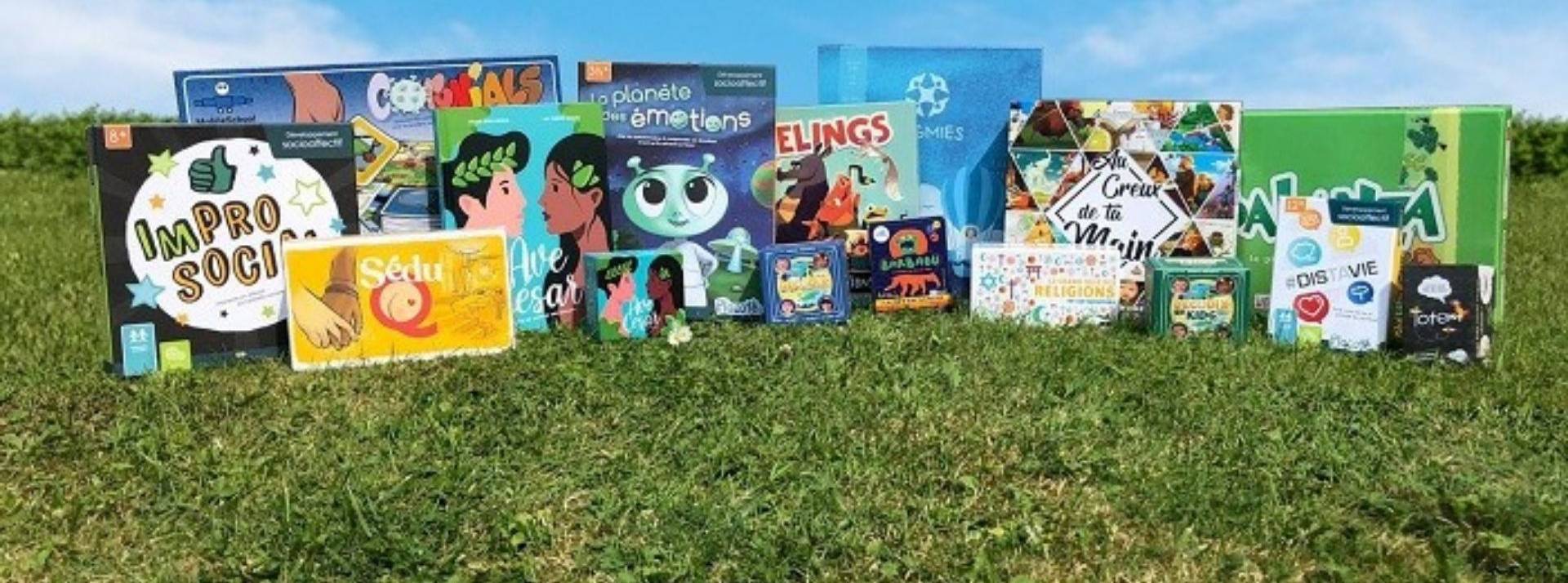 Inégalités, racisme, sexisme, violences... Le Réseau Désclic s'engage aux côtés des professionnels de l’éducation Boite de jeux posées sur l'herbe