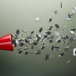 Mégaphone rouge et hashtag argent symboles devant de mur gris