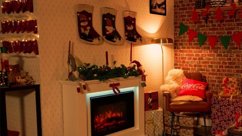 Cheminée avec des chaussettes de Noël au dessus