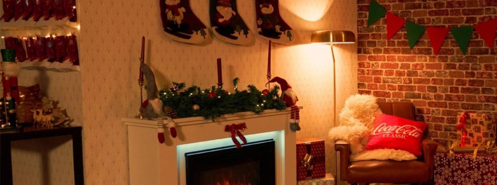 A l’occasion des fêtes de fin d’année, Coca-Cola et Unify partenaires depuis 2017, renouvellent une nouvelle opération en collaboration avec Carat (Dentsu). Cheminée avec des chaussettes de Noël au dessus