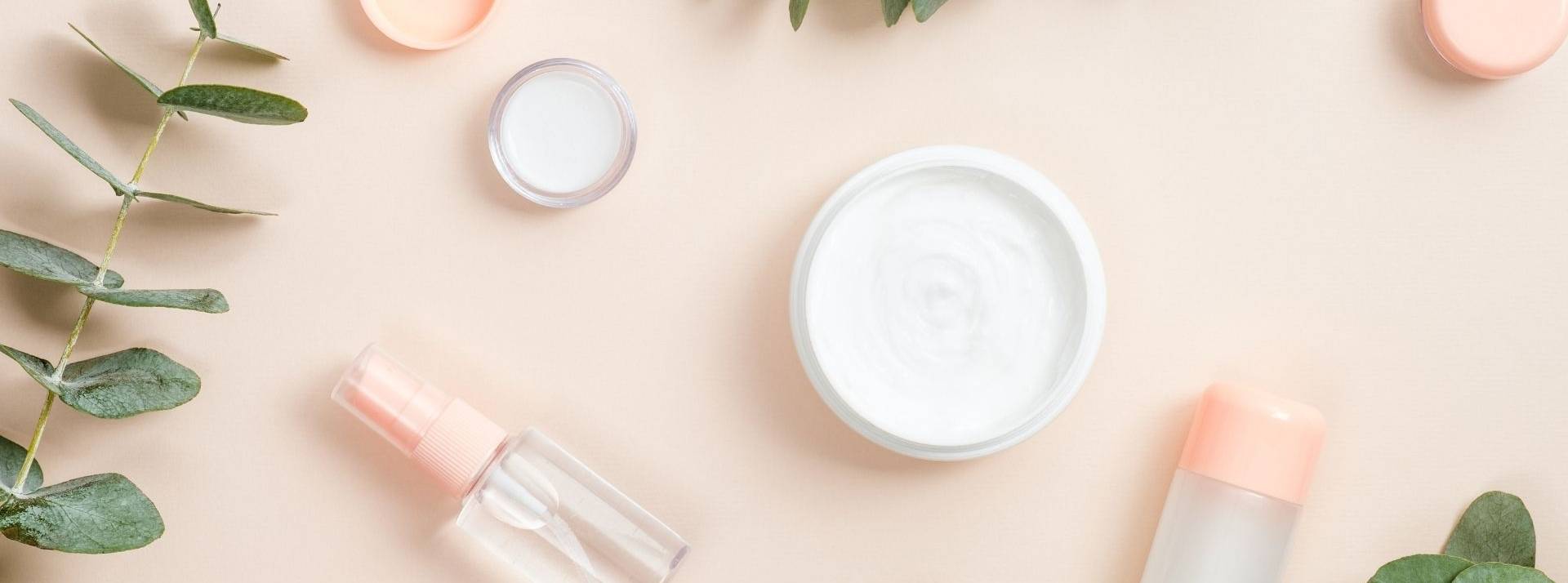 Veolia et L’Oréal se sont associés afin de réduire l’empreinte carbone des emballages cosmétiques dans une démarche d’économie circulaire. Flacons cosmétiques