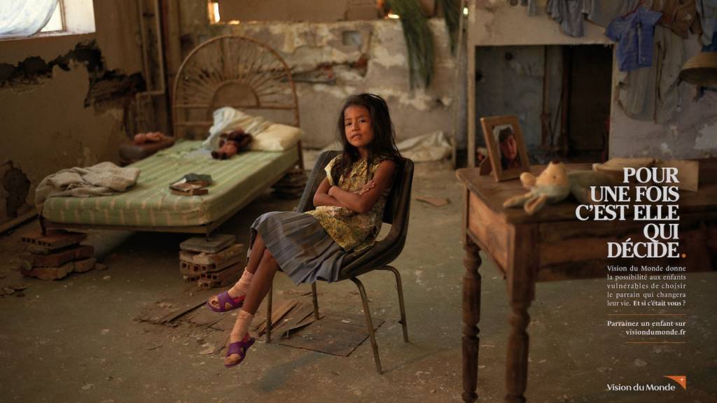 Enfants assise sur une chaise