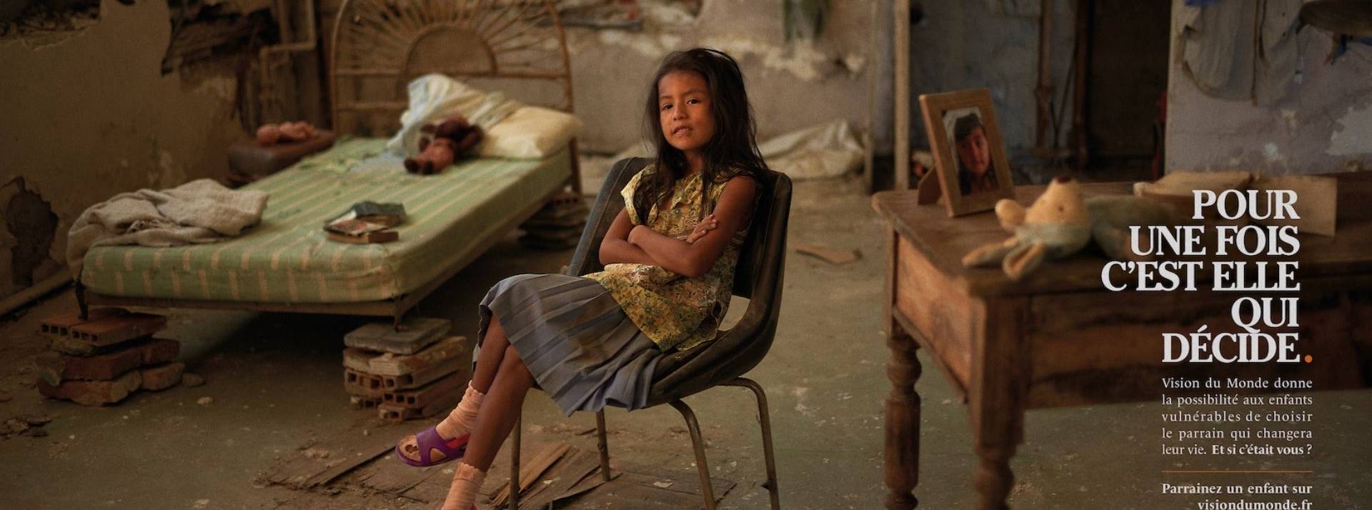 vVision du Monde lance l’aventure #Chosen pour permettre aux enfants de choisir eux-mêmes leurs marraines et parrains Enfants assise sur une chaise
