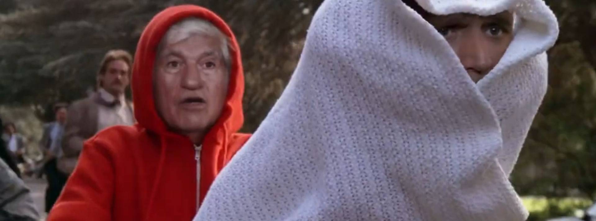 Maurice et Arthur imaginent le pays d'où ils travailleront l'année prochaine avec « Work Your World ». Parodie d'une scène du film E.T
