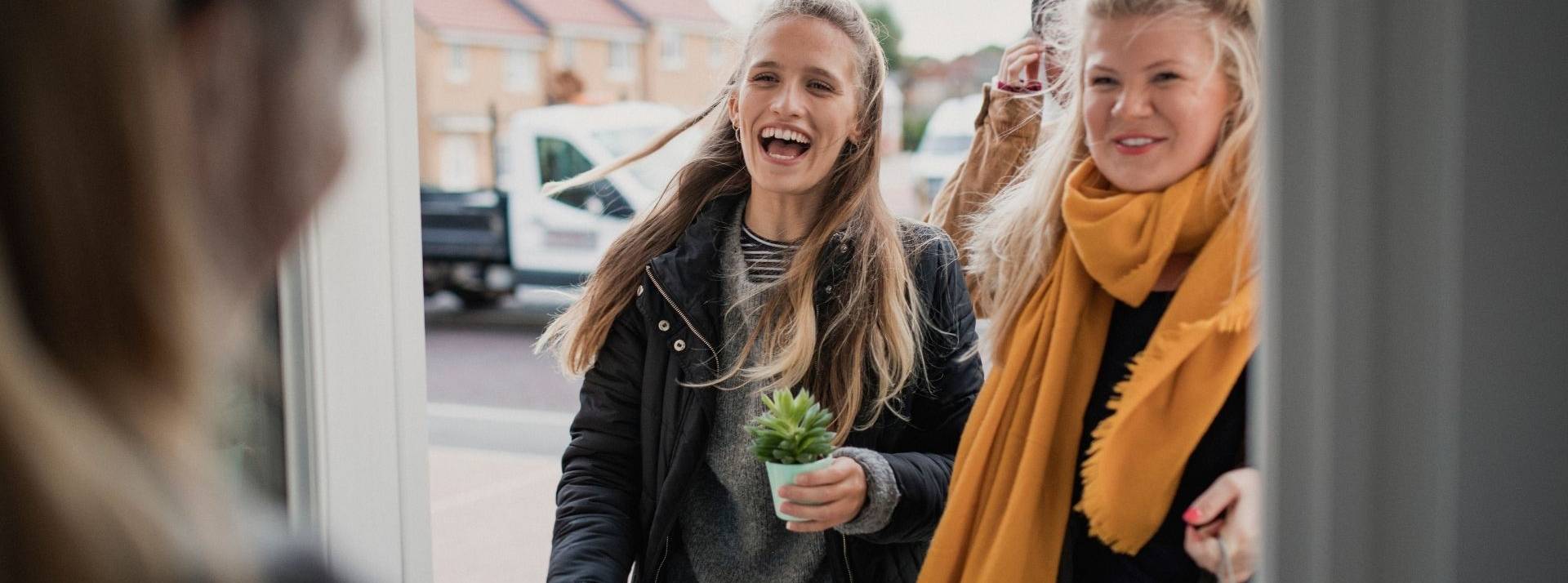 Weezem met en relation les personnes ayant les mêmes centres d’intérêt et souhaitant partager ensemble des sorties ou activités (sports, loisirs, sorties culturelles, apéro, resto, etc.) Porte s'ouvrant sur un groupe de jeunes filles souriantes