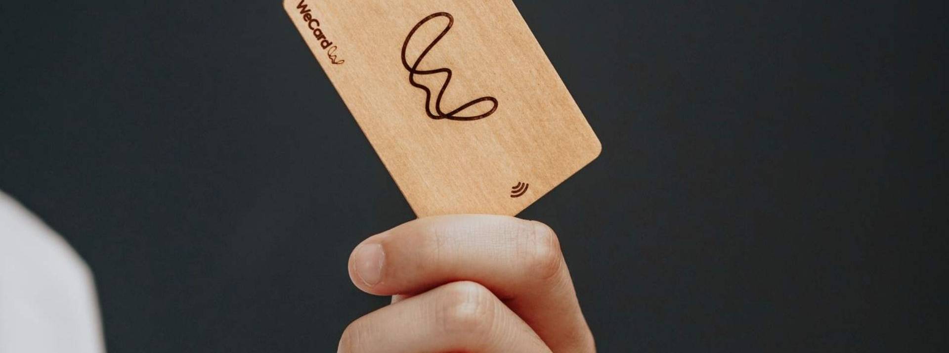 Wemet, carte de visite connectée en France, prépare son déploiement vers l’international carte de visite en bois