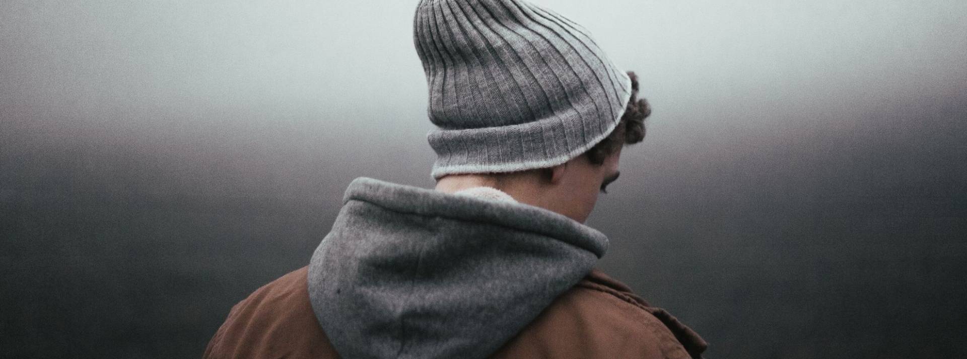 Meetic, leader européen de la rencontre en ligne, est le partenaire officiel de la 9e édition de la Project Week 2022, événement national organisé par le Groupe IONIS et 3 de ses écoles. Jeune homme de dos