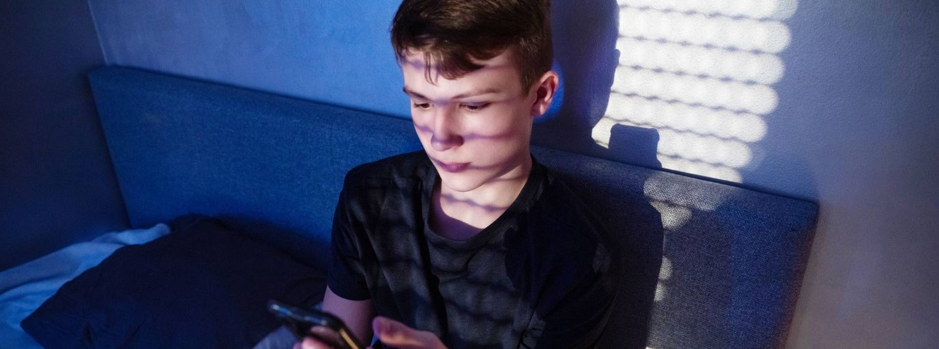 Konbini lance une semaine spécialisée dans la lutte contre le cyber harcèlement Enfant sur son portable