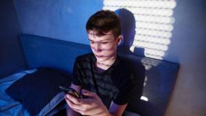 Enfant sur son portable