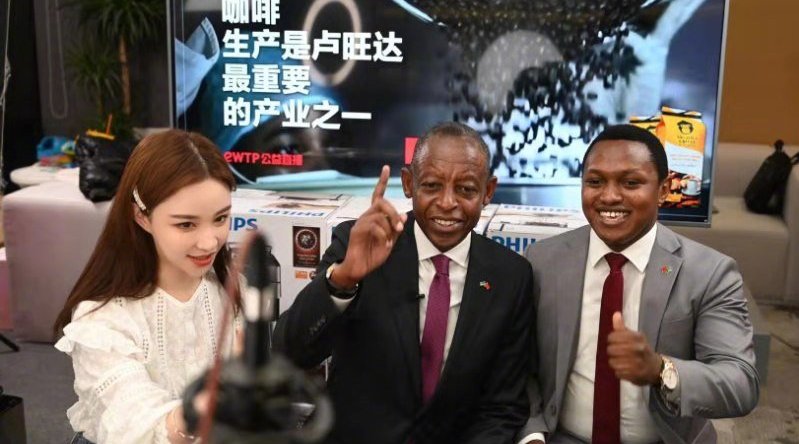 L'ambassadeur du Rwanda pendant une livestream avec l'influenceuse Xueli Cherie Une femme avec deux hommes devant une caméra