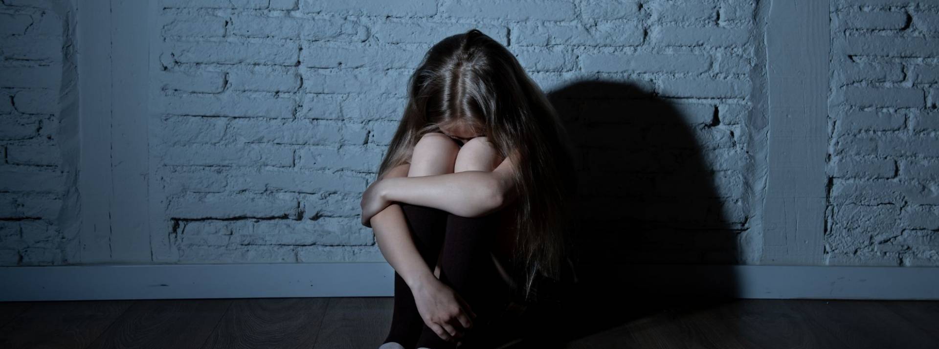 L’APEAS veut sensibiliser et alerter le grand public avec son agence de communication OISX sur la dangerosité des jeux d’asphyxie Jeune fille recroquevillée sur elle même