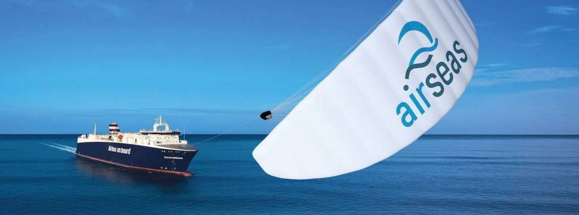 L’entreprise nantaise Airseas vient d’installer son dispositif pour déployer une aile géante sur un cargo affrété par Airbus kite Airseas sur le « Ville de Bordeaux »,