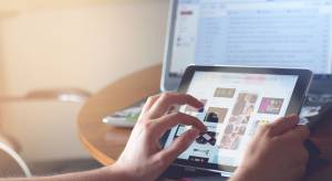 Personne faisant du shopping en ligne