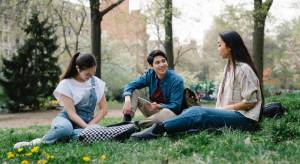 3 étudiants assis sur une pelouse