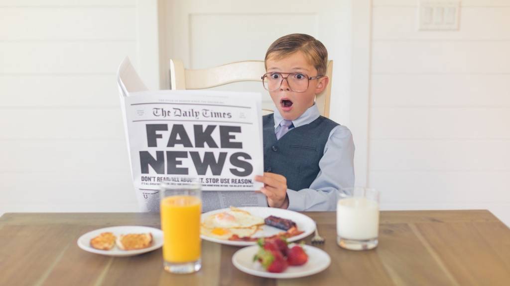 Un jeune homme d’affaires lecture Fake News est choqué