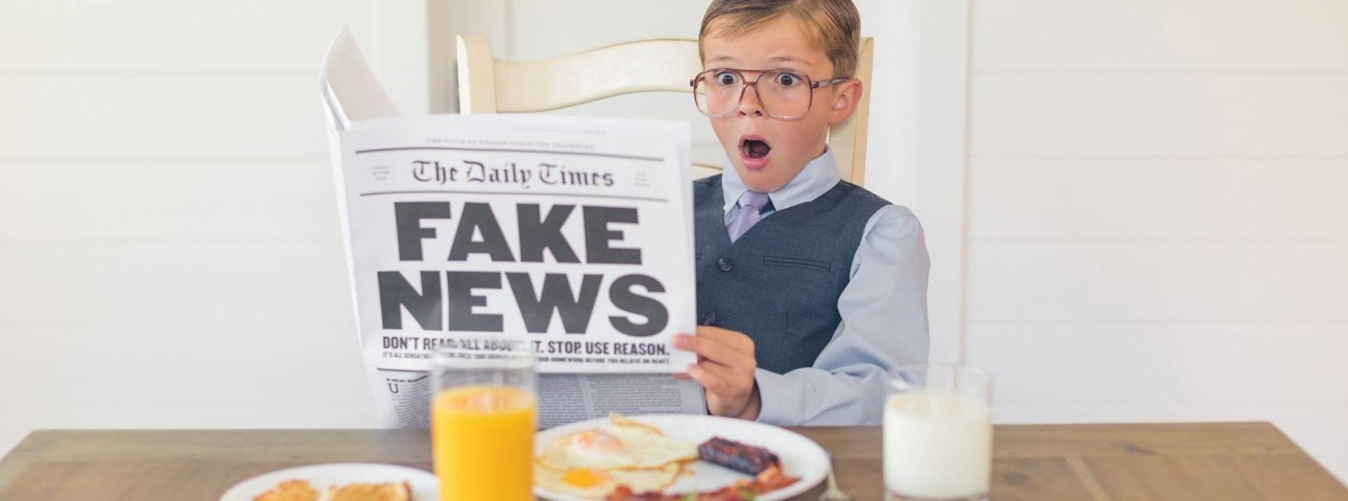 Buster.Ai, pépite française de la Deep Tech, lève 2M€ pour agir efficacement contre la désinformation Un jeune homme d’affaires lecture Fake News est choqué