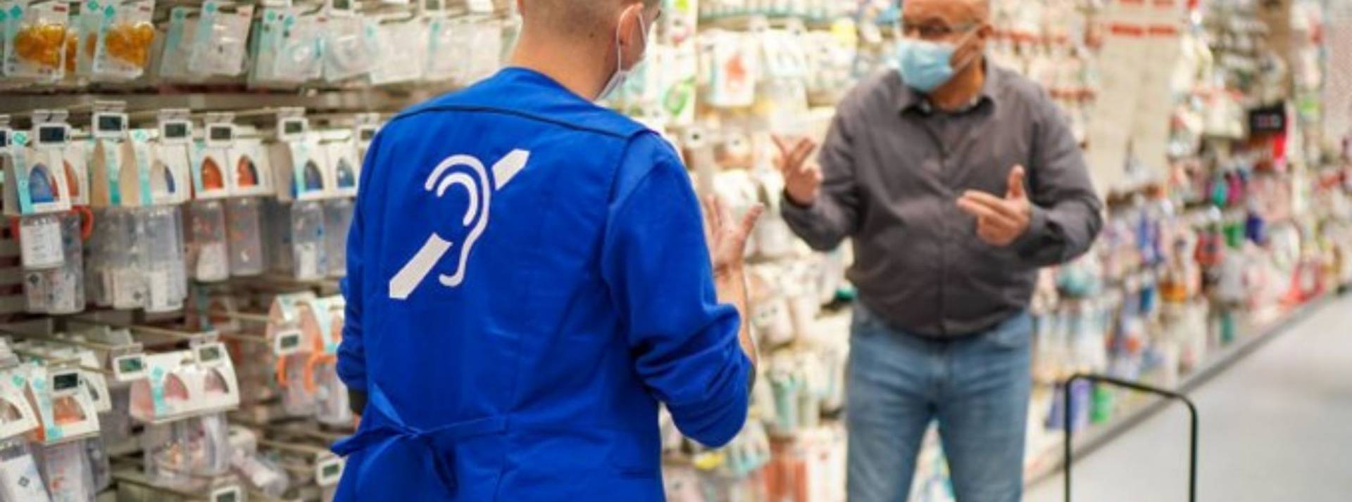 « Oui » à tous nos clients sourds et malentendants : Carrefour lance l’apprentissage de la langue des signes dans ses magasins Collaborateurs Carrefour échangeant avec un client en langue des signes
