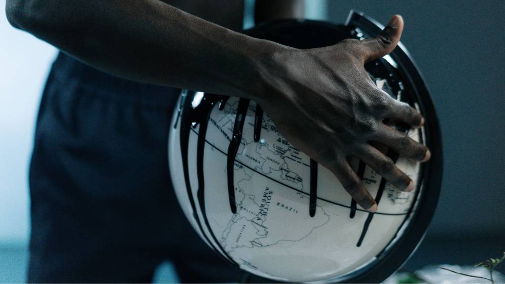 Globe terrestre recouvert de petrole