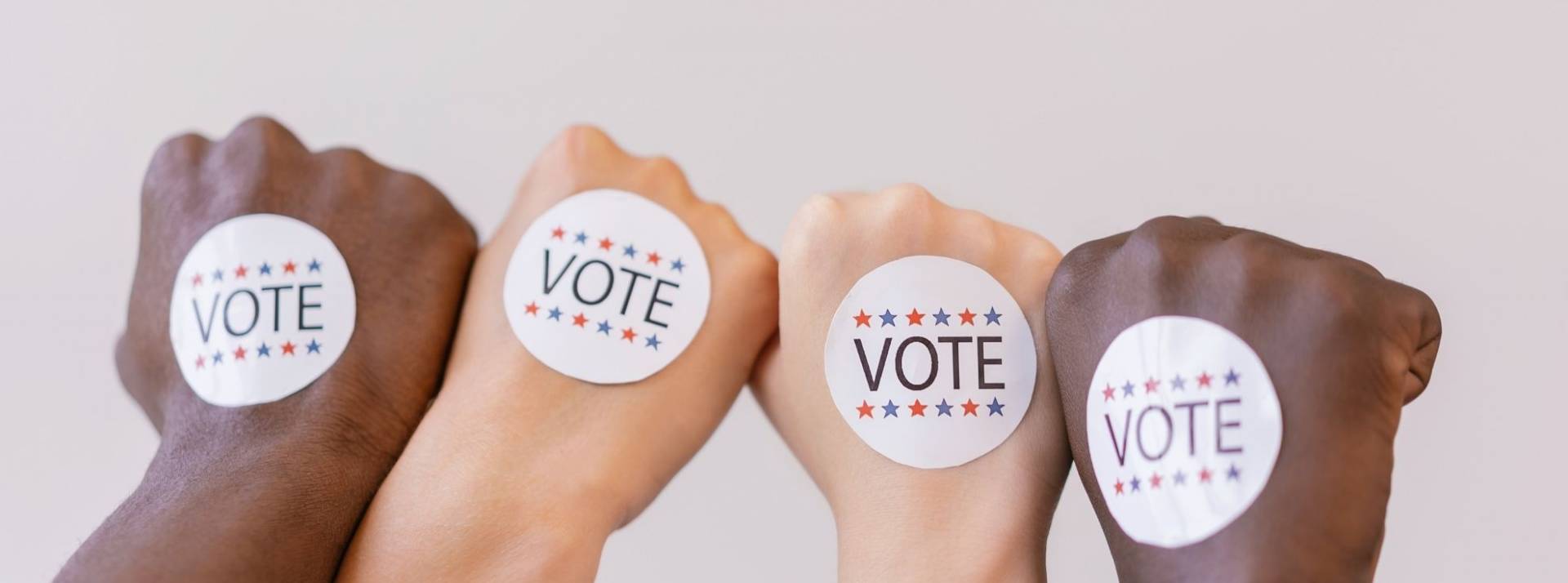 Elyze : un projet citoyen qui veut réconcilier les jeunes avec la présidentielle 4 mains avec des autocollants aux couleurs des élections américaines