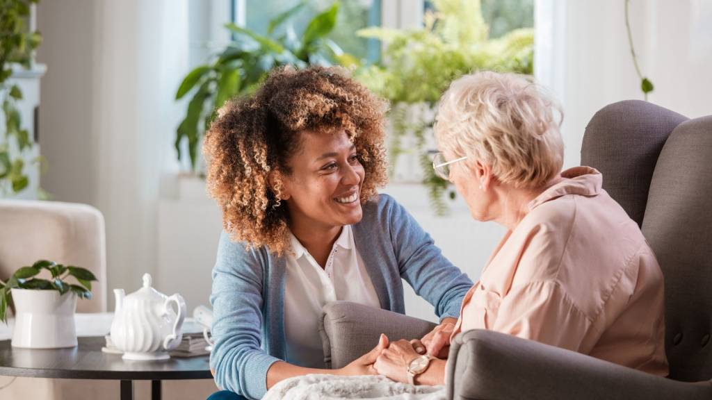 Jeune femme tenant la main à une personne agées