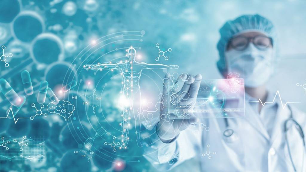 Médecin de médecine tenant le dossier médical électronique d’interface virtuelle d’hologramme