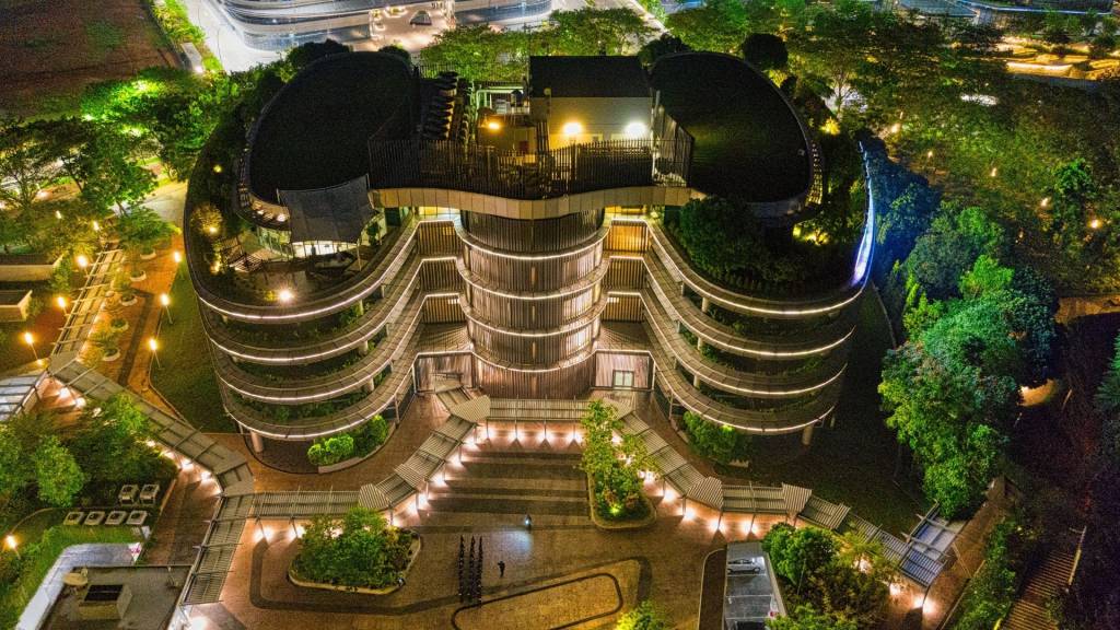 Immeuble avec de la verdure