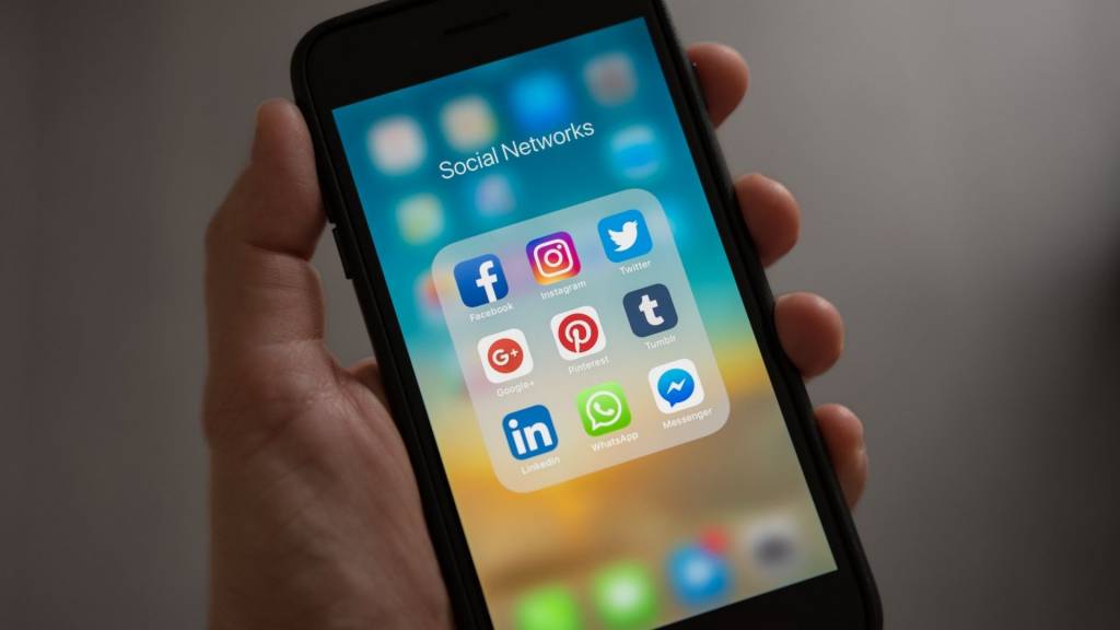 Smartphone avec les icones des réseaux sociaux